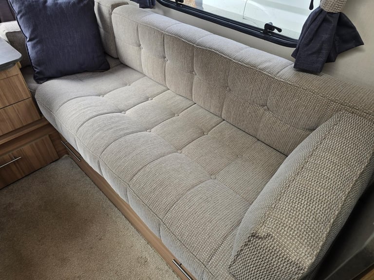 2017 Lunar Quasar 462 2 Berth End Washroom Caravan, Motor Mover