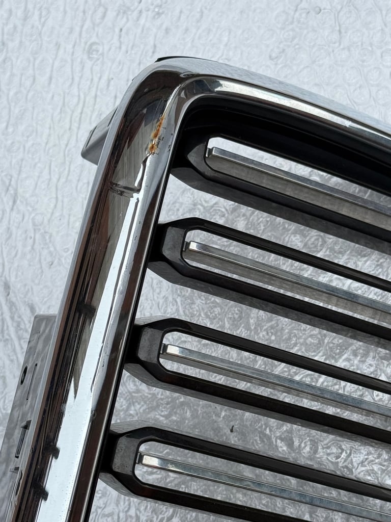 Volvo XC40 Front Inscription Grille 2017 Onwards Now P/N 31457347 & 31457344. 