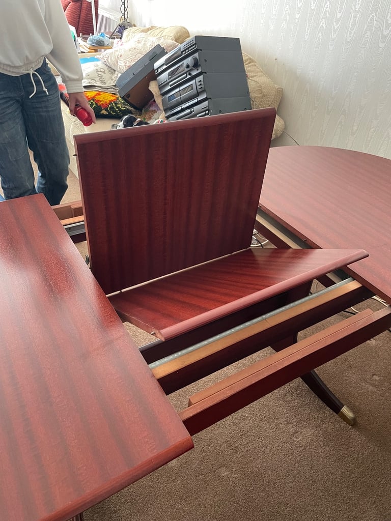 Mahogany Effect Extendable Dining Table with 6 Chairs