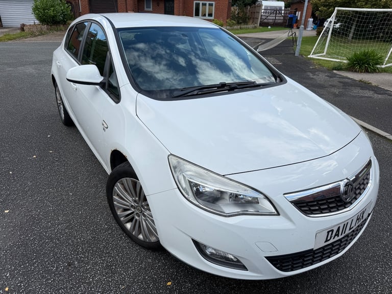 Vauxhall, ASTRA, Hatchback, 2011, Manual, 1398 (cc),5 doors - Image 2
