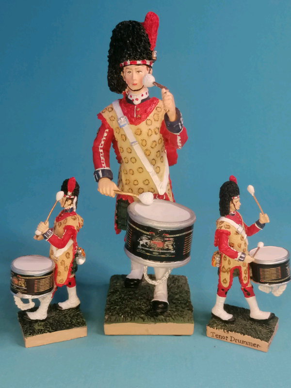  3x Drummers bigger one 6.5 inch smallers 3,5inch Figurines. 