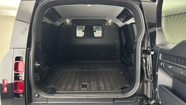 2025 Land Rover Defender 110 3.0 D250 MHEV X-Dynamic SE Hard Top SUV 5dr Diesel Auto 4WD MWB Euro...