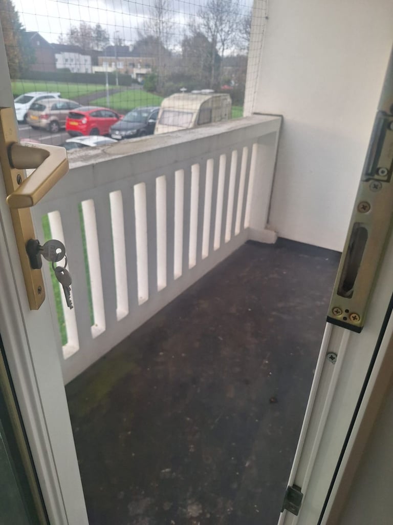 Lovely 2 bedroom with balcony near QUEH