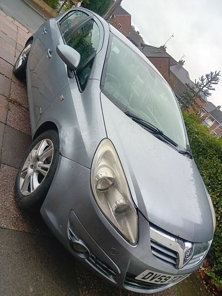 Silver Vaxhall crosa