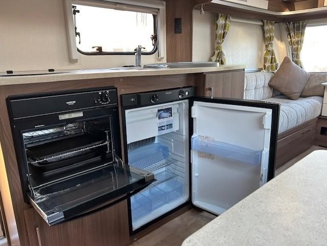 2016 LUNAR VENUS 580 6 BERTH BUNK BEDS CARAVAN