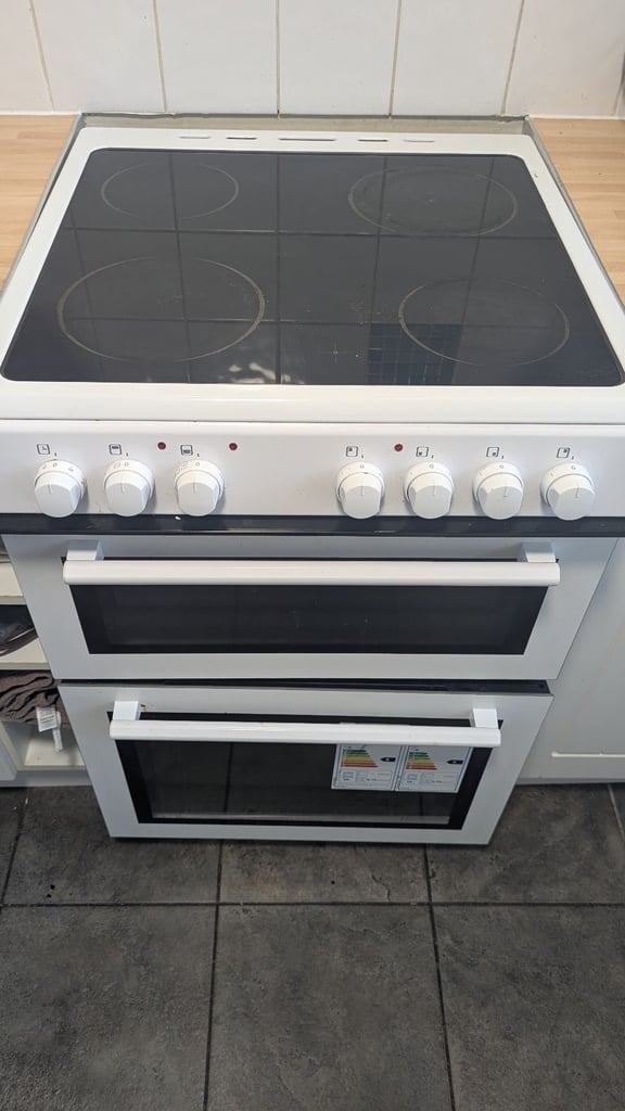 Electric cooker with ceramic hob and ventilated oven in great condition 