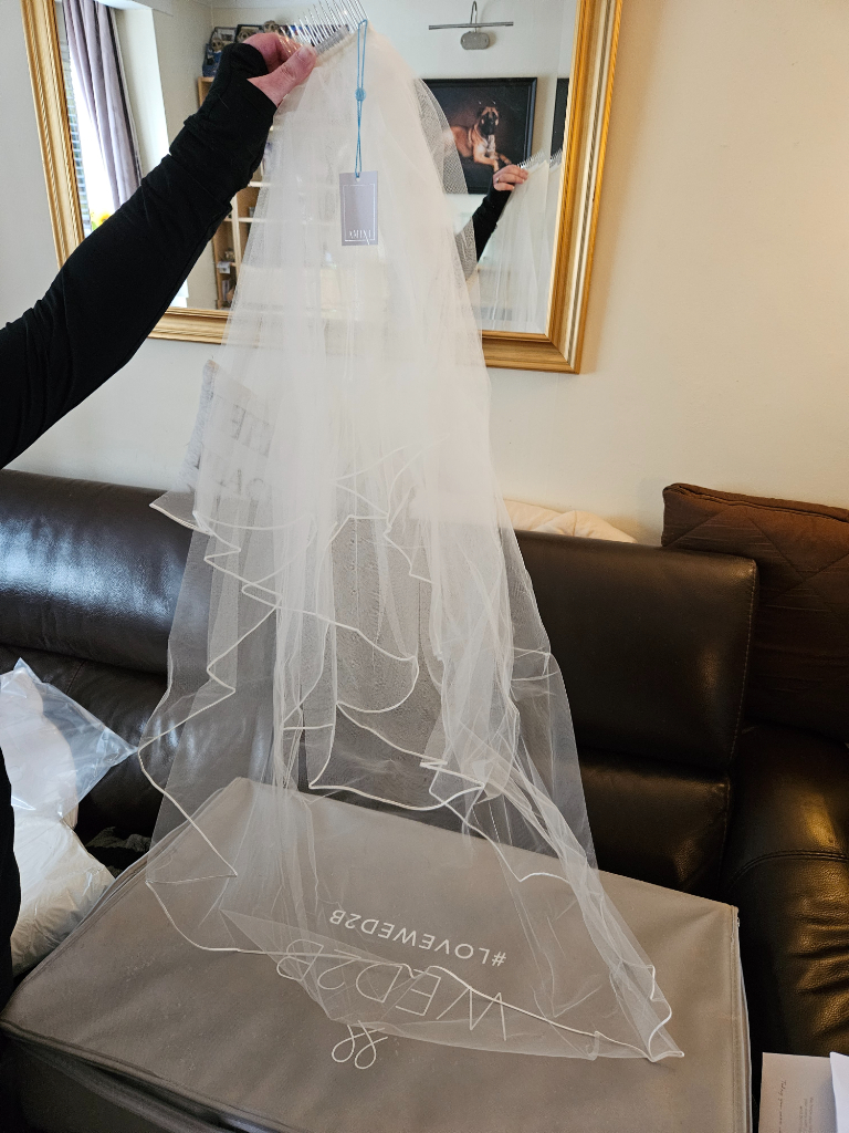image for Wedding dresss plus accessories 