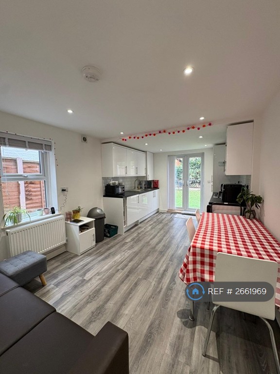 3 bedroom flat in Pemberton Road, London, N4 (3 bed) (#2661969)