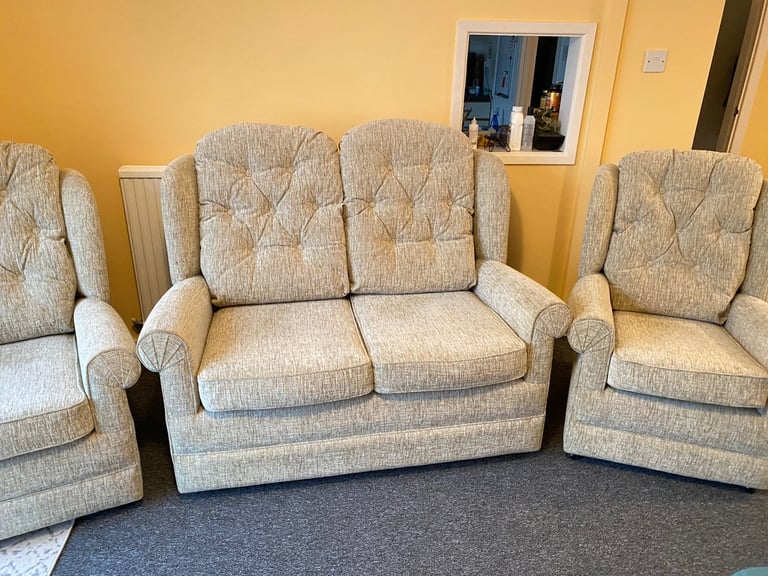2 SEATER SOFA + 2 ARMCHAIRS CHESTERFIELD - DELIVERY AVAILABLE 
