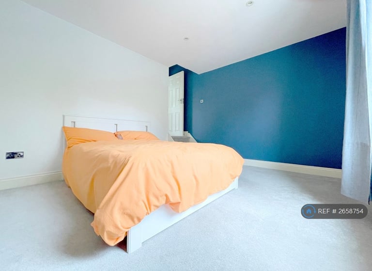 3 bedroom flat in Crystal Palace, London, SE19 (3 bed) (#2658754)