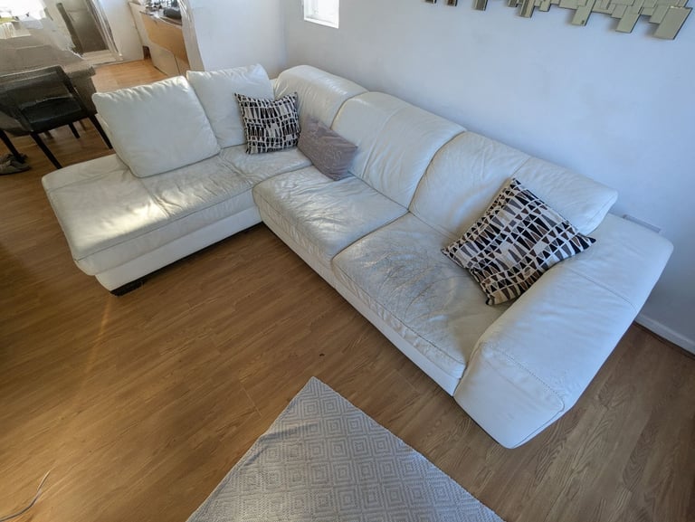 Corner sofa with folding headrests