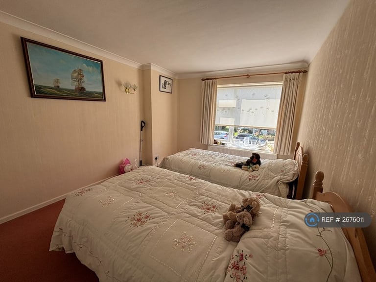 2 bedroom flat in Queens Road, Frinton-On-Sea, CO13 (2 bed) (#2676011)