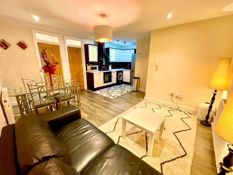 Large 2 bedrooms flat ( CF116AH ) 