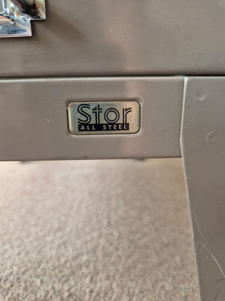 Stor ALL STEEL 12 drawer cabinet in great condition with key - rare vintage