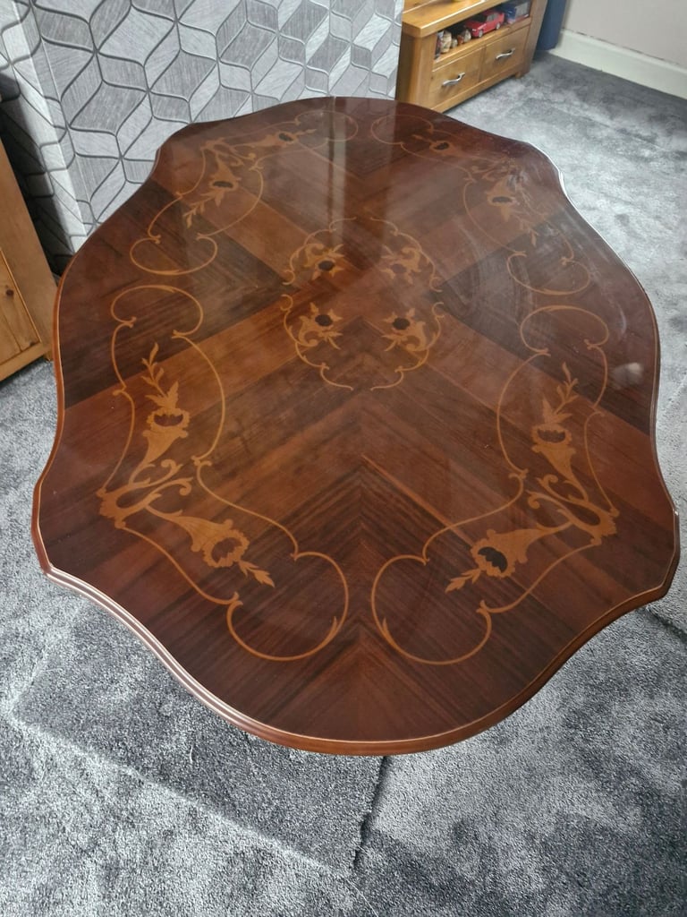 Dining table and 6 chairs 