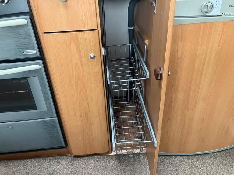 Lunar Fivestar Motorhome Fixed Bed 4 Berth 06’ Renault DCI 120 LWB