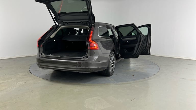 2021 Volvo V90 Momentum, B4 mild hybrid Estate Petrol Automatic