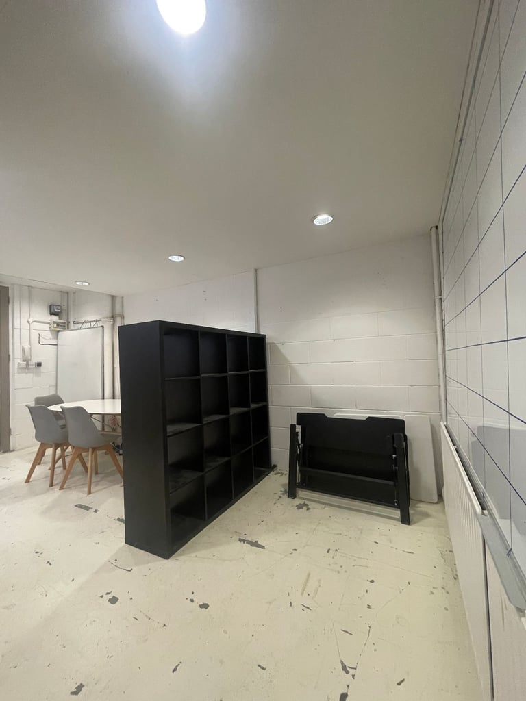 Whole ground floor of mezzanine studio to rent near Finsbury Park & the Arsenal Stadium, N7. 