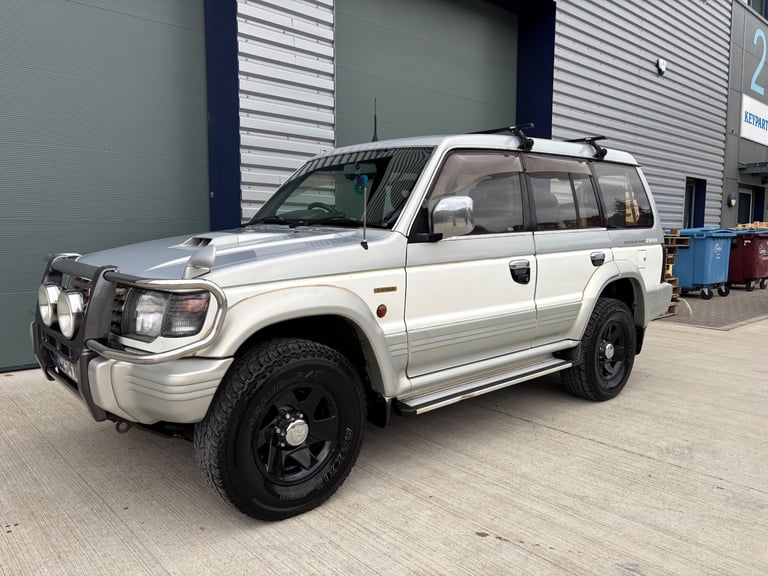 MITSUBISHI PAJERO 2.8TD AUTOMATIC 7 SEATER LWB 1994 L - WHITE / SILVER 