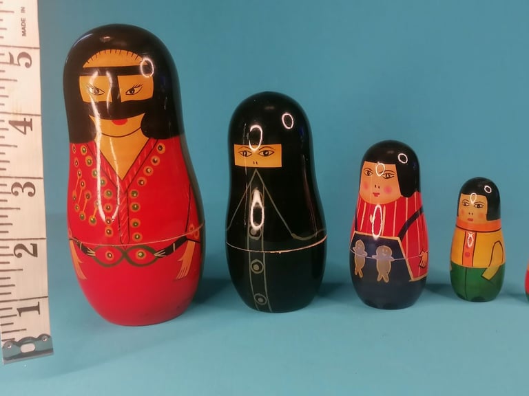 Beautiful Vintage Nestling Dolls , 5 dolls.  Bigger one  5,5inch smaller 1,5 inch.