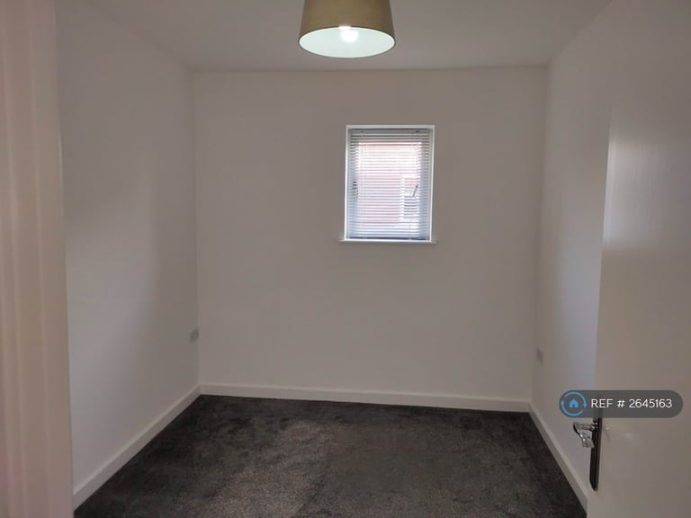 2 bedroom flat in Pine Street, Aylesbury, HP19 (2 bed) (#2645163)