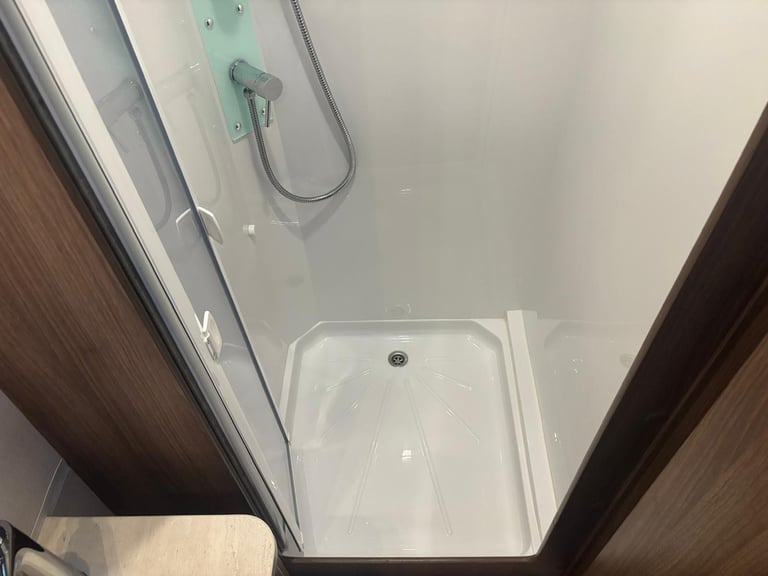 2019 VENUS 570-4, LIGHT WEIGHT FIXED BED, ONE OWNER, MOVER, ............NOW SOLD