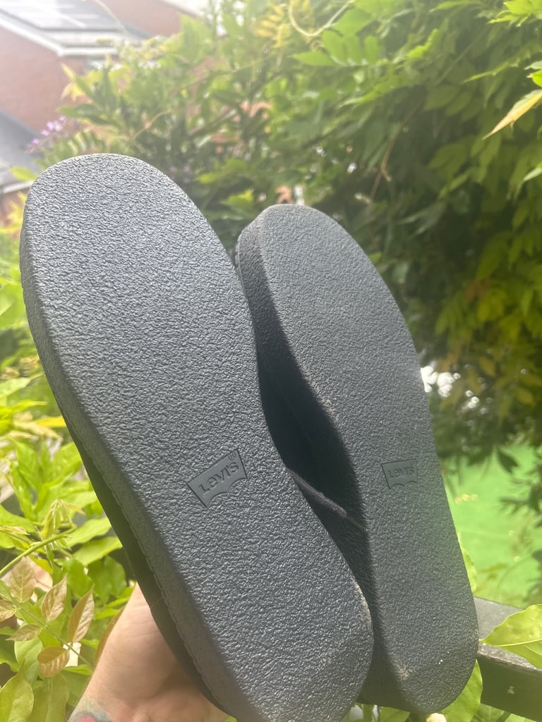 Men’s size 10 levi loafers 