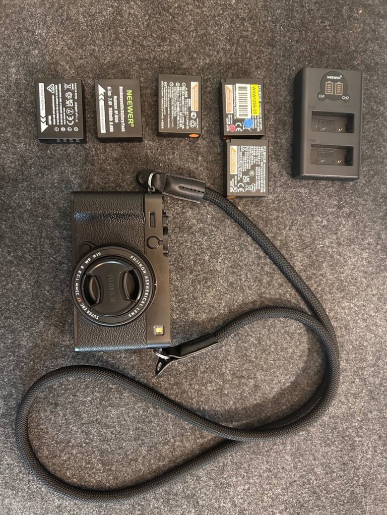 Fujifilm X-E5 incl lens and spare batteries