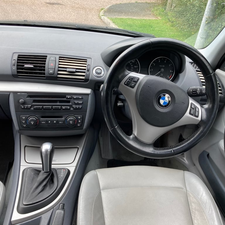 BMW 1 SERIES - AUTOMATIC - NEW MOT - ULEZ FREE - LEATHER INTERIOR