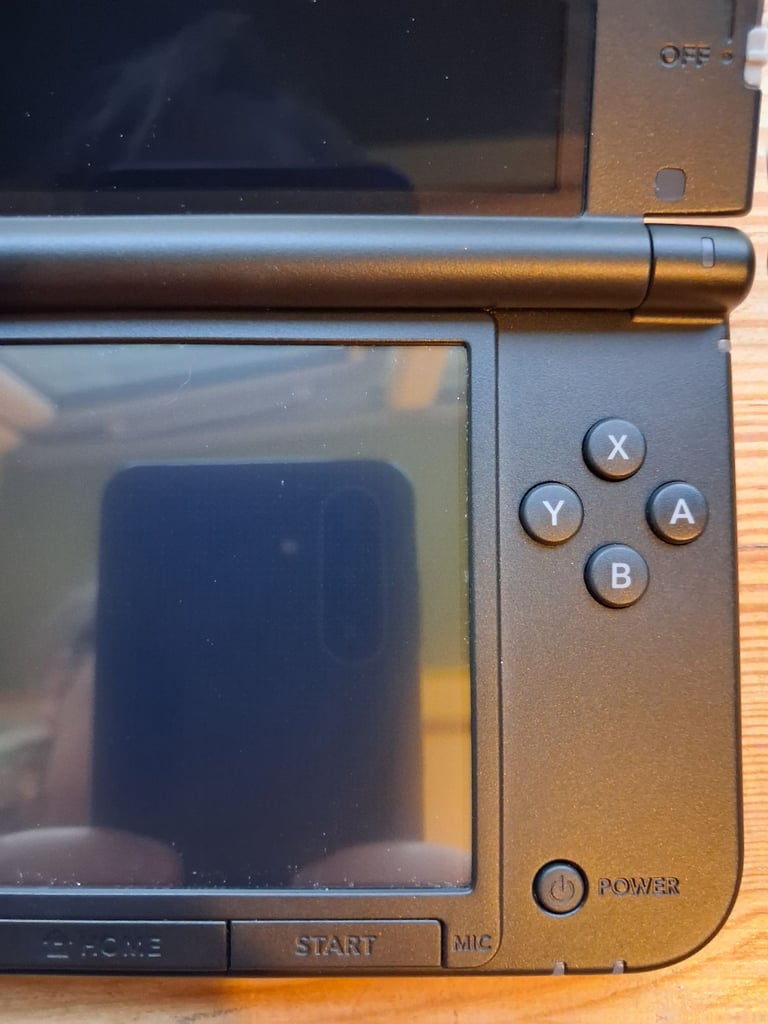 Silver Nintendo 3DS XL Package. Excellent condition. No scratches. Barely used.