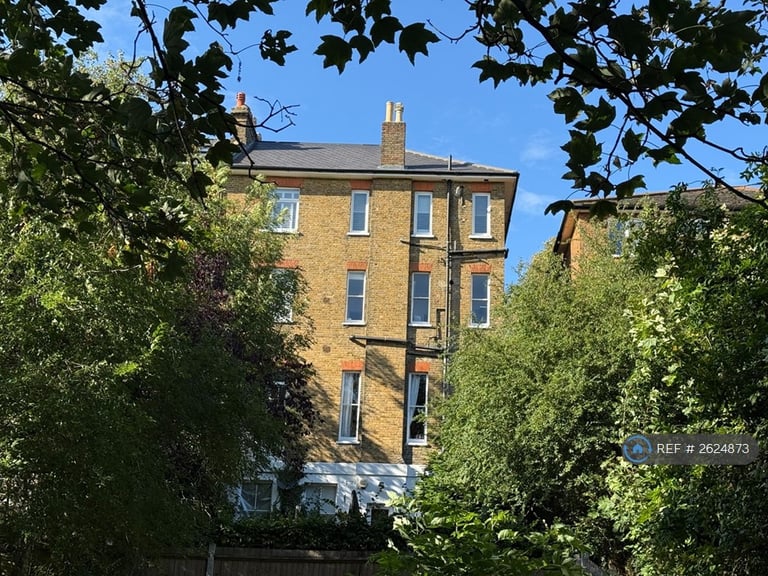 2 bedroom flat in Crystal Palace, London, SE19 (2 bed) (#2624873)