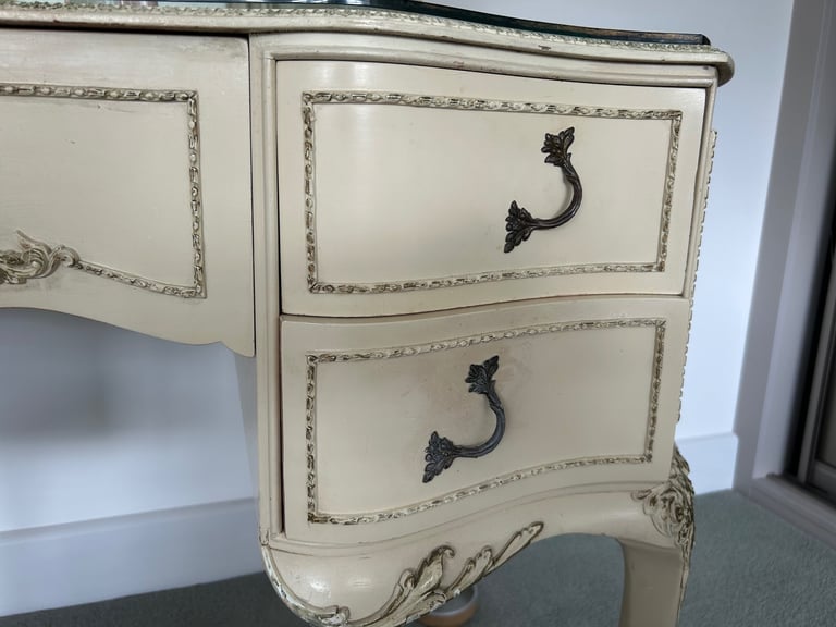 Dressing table