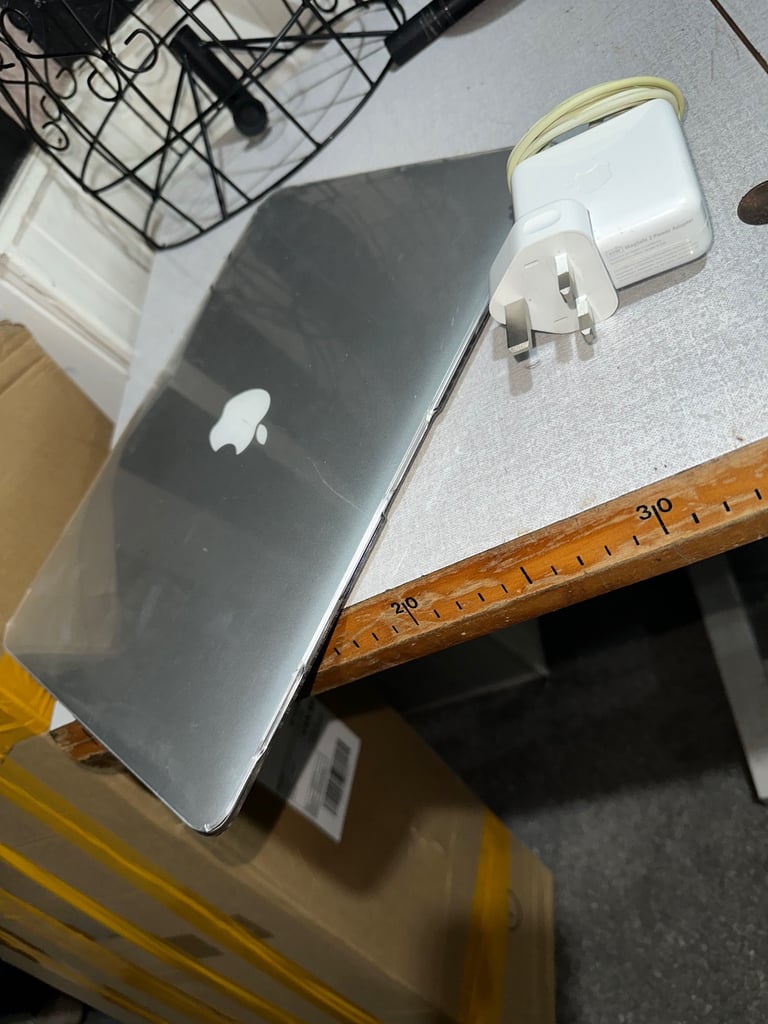 MacBook Air 2017 massive 512GB SSD 8GB ram working absolutely fine good battery with protective case