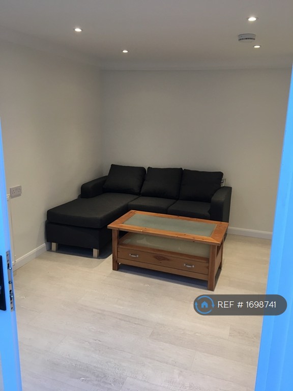 5 bedroom house in Pomfret Avenue, Luton, LU2 (5 bed) (#1698741)