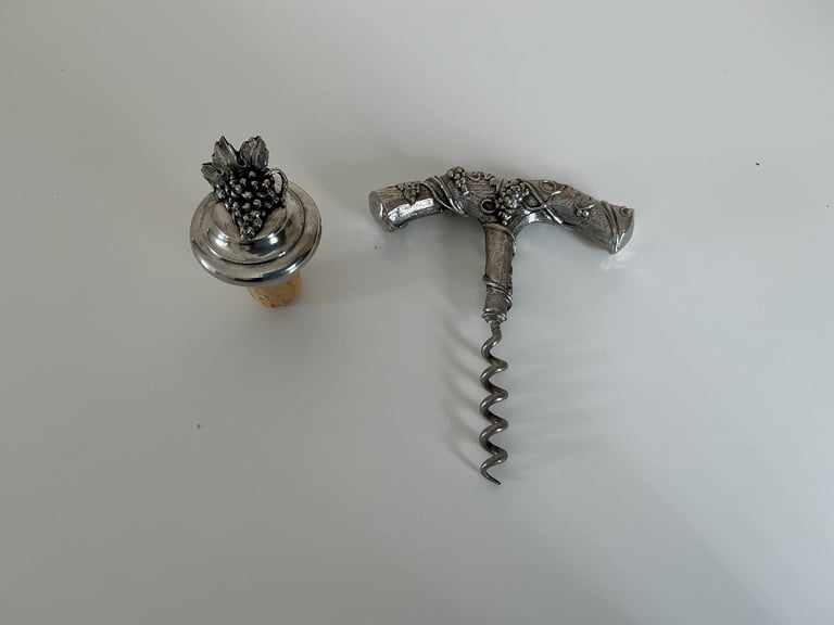 image for WINE CORKSCREW AND STOPPER. METAL VINTAGE 