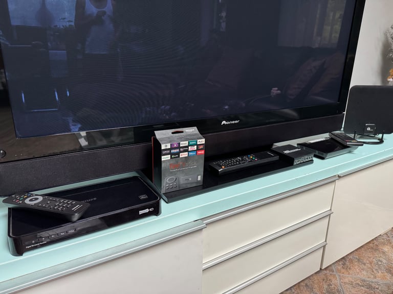 Pioneer 50in HD Ready Plasma TV Package with accessories in immaculate condition 