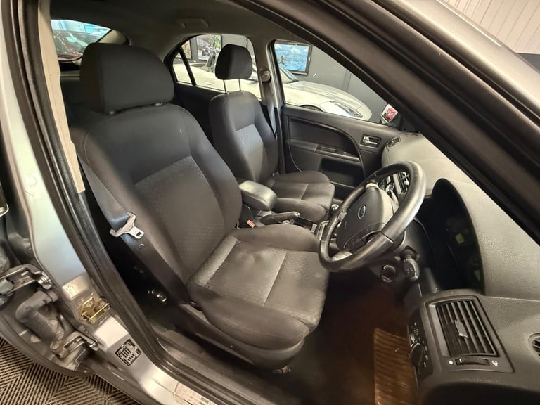 2006 Ford Mondeo 2.0 Ghia 5dr HATCHBACK Petrol Manual