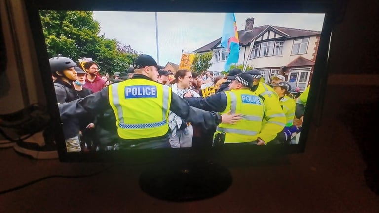 FREE DELIVERY excellent 27 SAMSUNG LED HDTV freeveiw channels inbuilt 