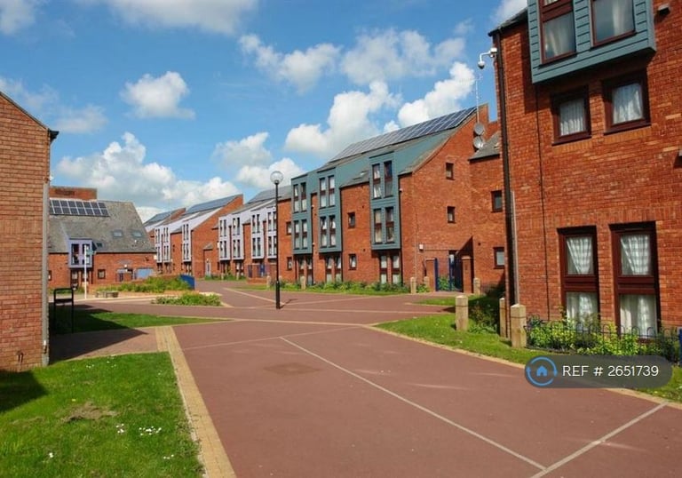 1 bedroom flat in Wycliffe End, Aylesbury, HP19 (1 bed) (#2651739)