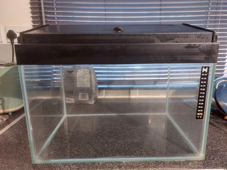 Small fishtank with lid 