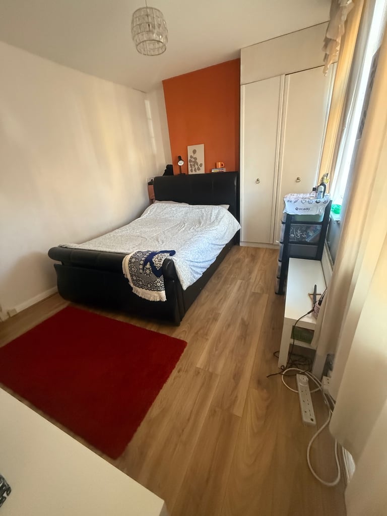 Double room in cozy river side house in Canary Wharf 