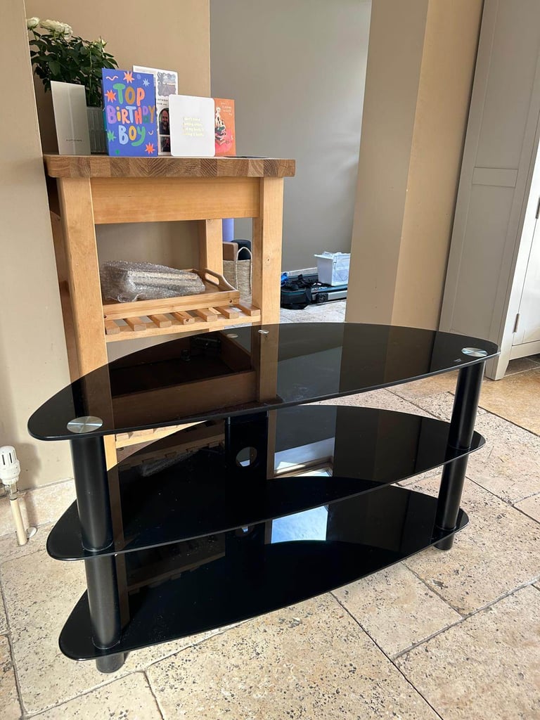 Immaculate heavy glass media/TV stand