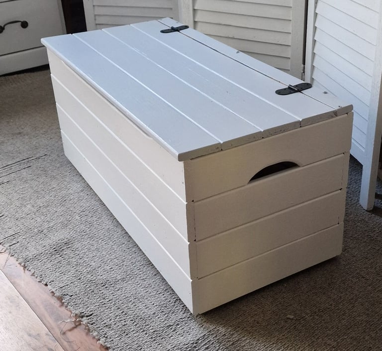 UPCYCLED SOLID PINE STORAGE BOX (please read ad description)