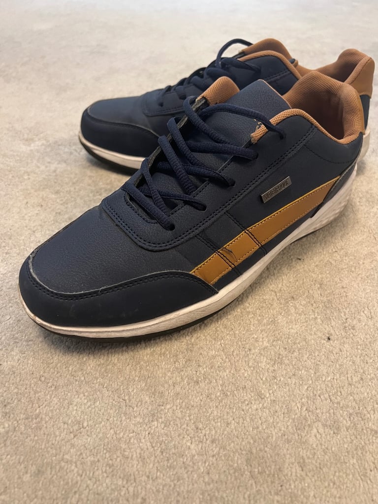 Men’s trainers size 9