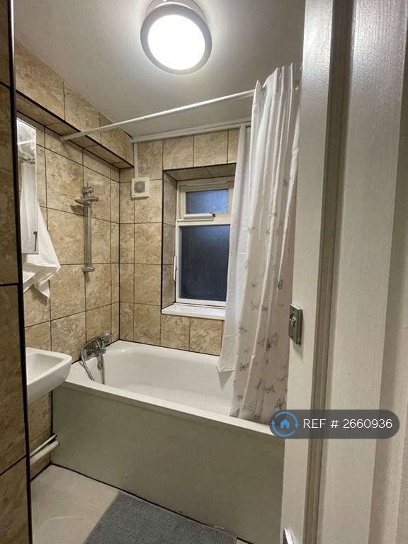 2 bedroom flat in Broadhurst Gardens, London, NW6 (2 bed) (#2660936)