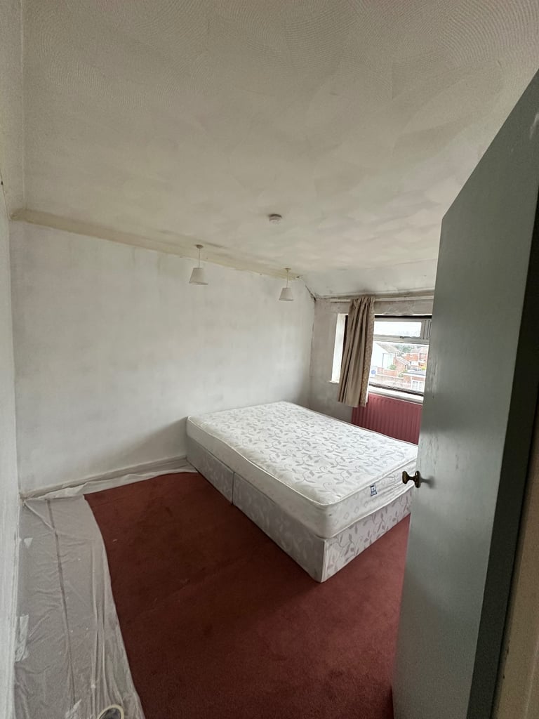 3 Bed 2 Reception LU4