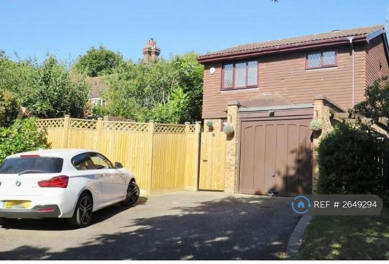 image for 3 bedroom house in Oak Croft, East Grinstead, RH19 (3 bed) (#2649294)