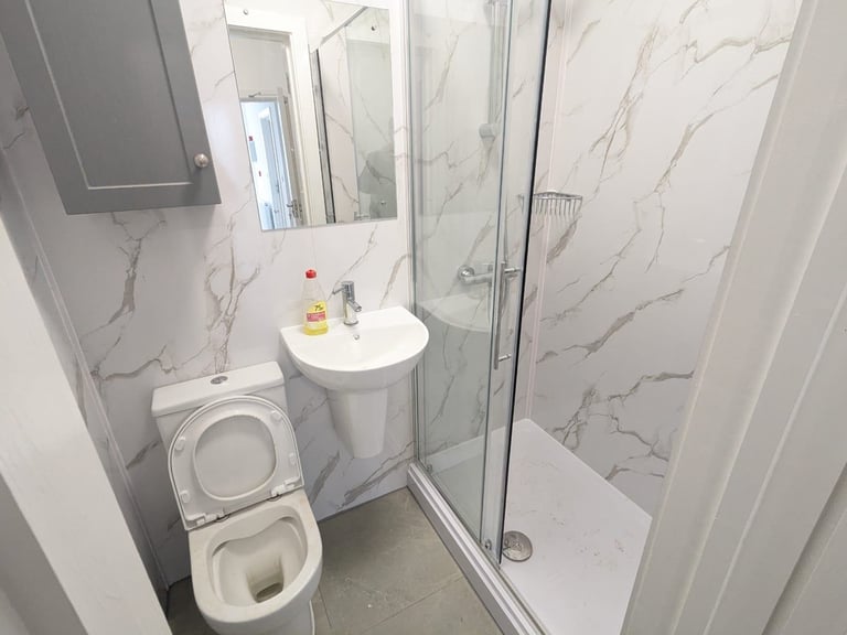Selection of brand new en-suite rooms to rent in South Harrow. Large kitchen, garden and parking