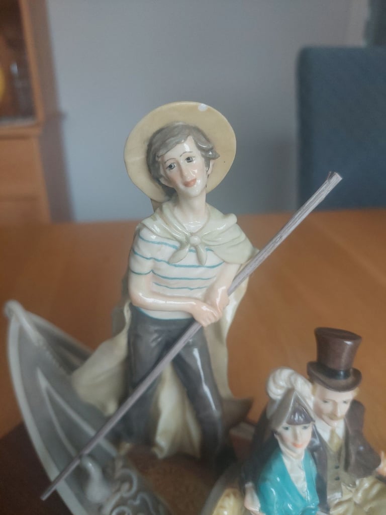 Porcelain gondalo with romantic couple 