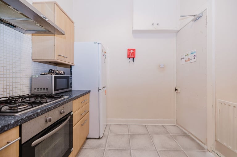 Very spacious, top floor, 3 bedroom, HMO flat - available NOW